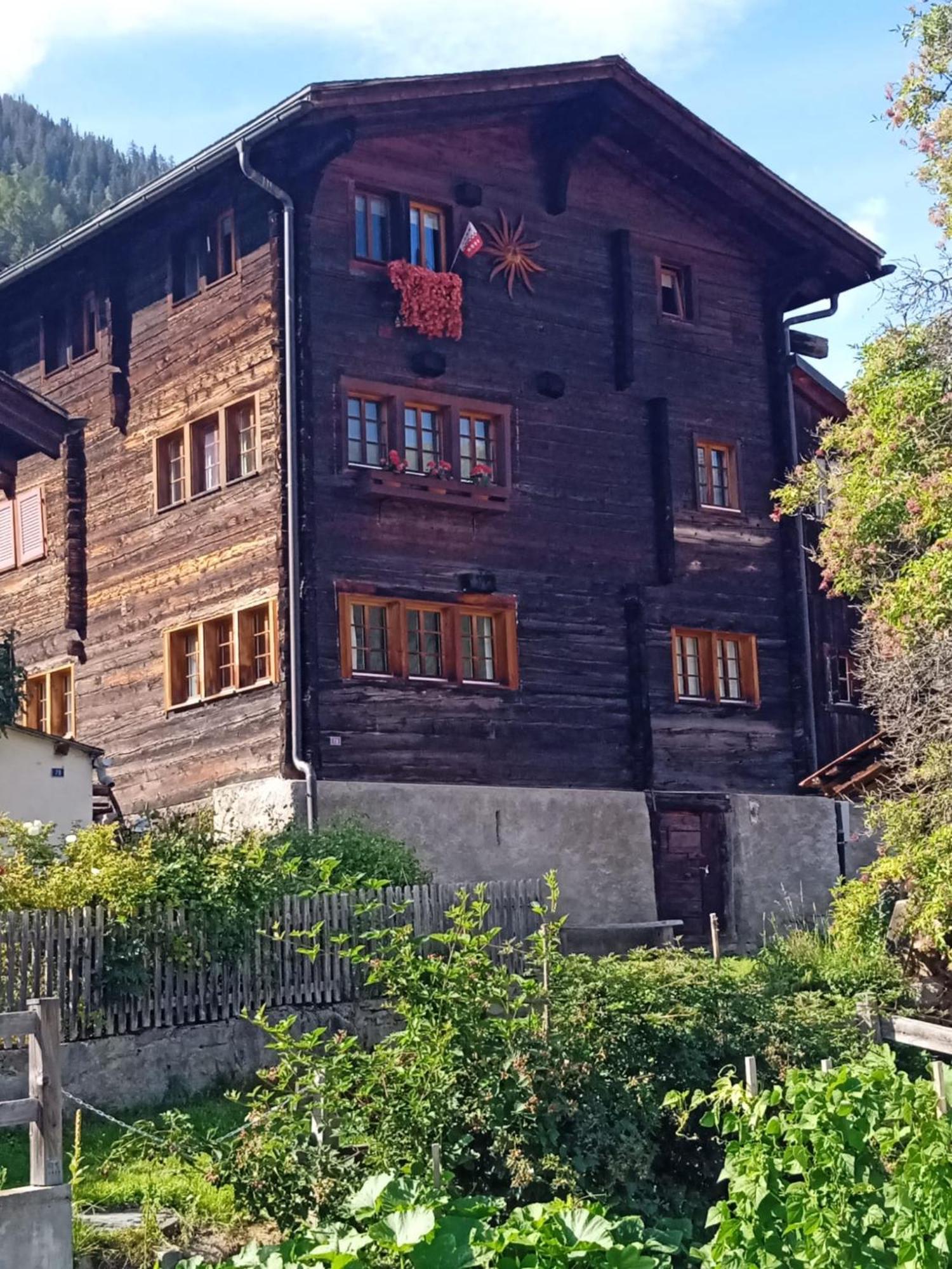 Heimeliges Walliserhaus Fiesch Exterior foto